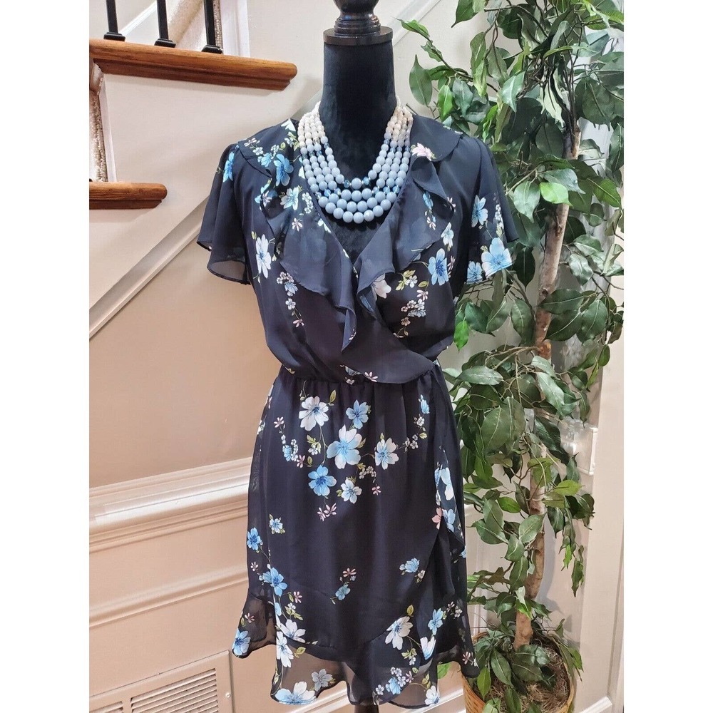 Soho Apparel Ltd. Women's Black Floral V-Neck Short Sleeve Knee Length Dress 14P